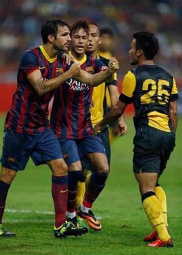 Fábregas amaga con golpear a su rival malayo | AP