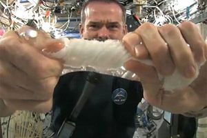 ¿Qué pasa si exprimes una toalla en el espacio?