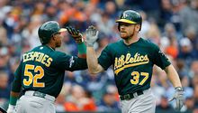 Oakland impone su bateo ante Detroit y tienen ventaja en la serie