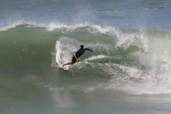 Surfistas buscan conquistar el Reef Classic en Mazatlán