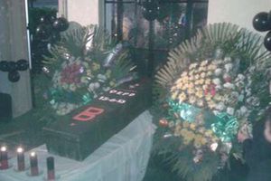 Hinchas del Racing hacen 'Velorio Party' por descenso del Independiente