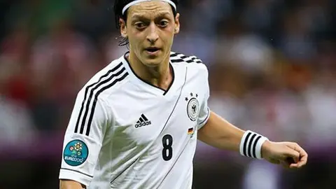 Arsenal oficializa llegada del alemán Mesut Özil