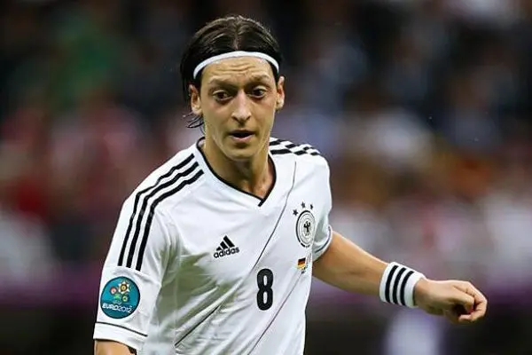 Arsenal oficializa llegada del alemán Mesut Özil