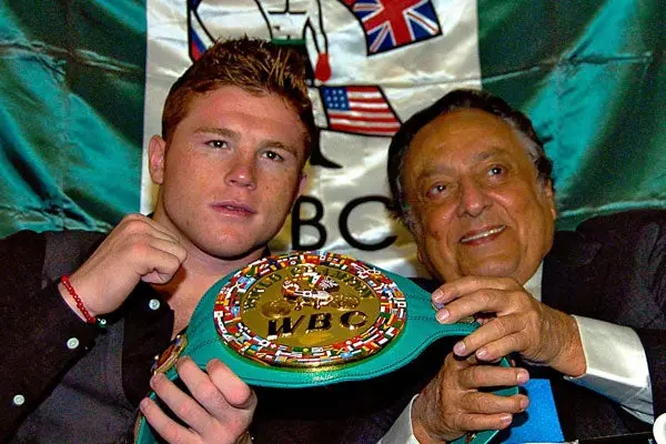 'Canelo debe esperar un año para pelear con Mayweather': Sulaimán
