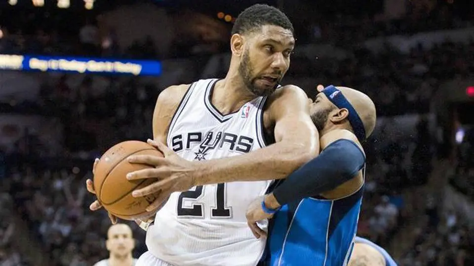 Spurs gana séptimo duelo con paliza a Mavericks