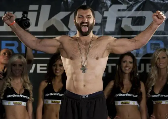 Arlovski consigue regreso triunfal a UFC