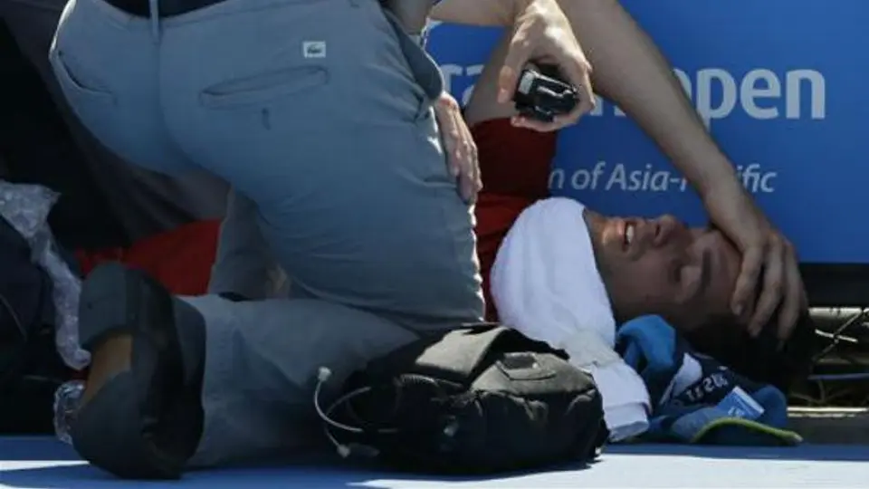 Altas temperaturas provocan desmayos en Abierto de Australia