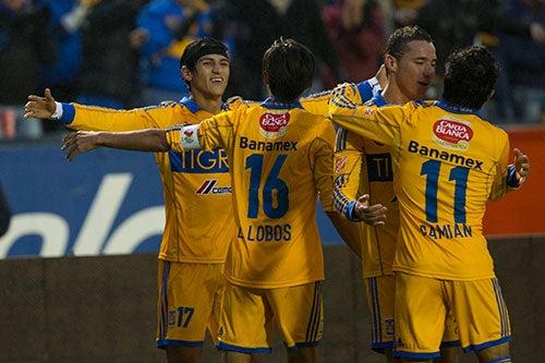 Pulido recibe abrazos de sus compañeros tras su golazo | MEXSPORT