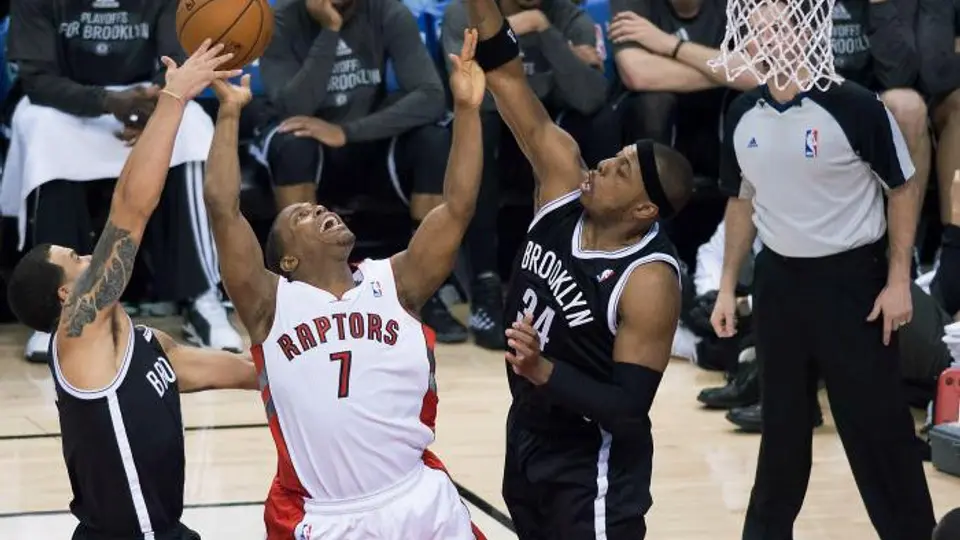 Nets derrota a Raptors y avanza con drama incluido