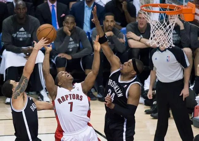Nets derrota a Raptors y avanza con drama incluido