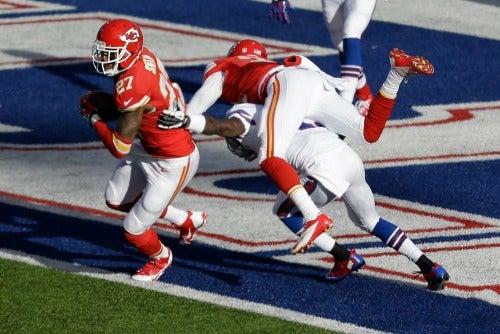 Smith recorre 100 yardas hasta la anotación; Kansas conserva el invicto | AP