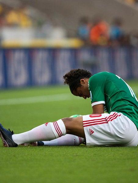 Giovani dos Santos en una visita al césped | BERNARDO MALDONADO