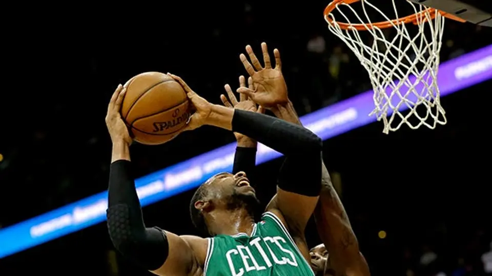 Celtics frenan racha de seis descalabros contra Atlanta