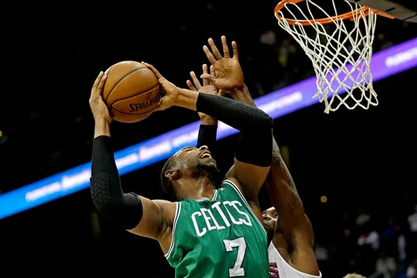Celtics frenan racha de seis descalabros contra Atlanta