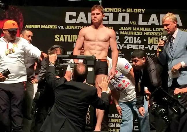 Canelo y Lara superan la báscula sin problemas