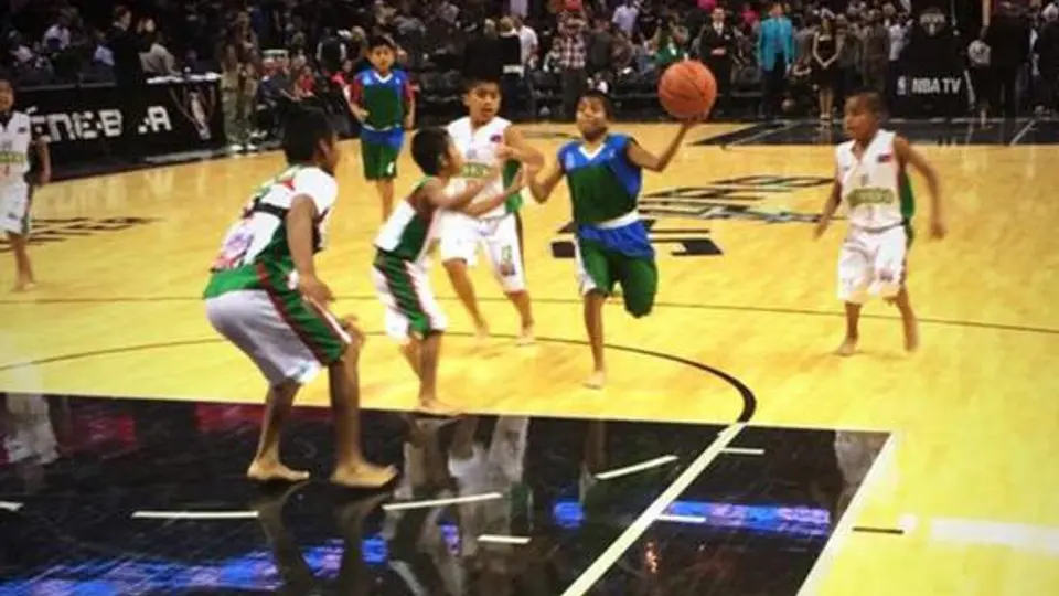 Niños Triquis juegan en la cancha de los Spurs
