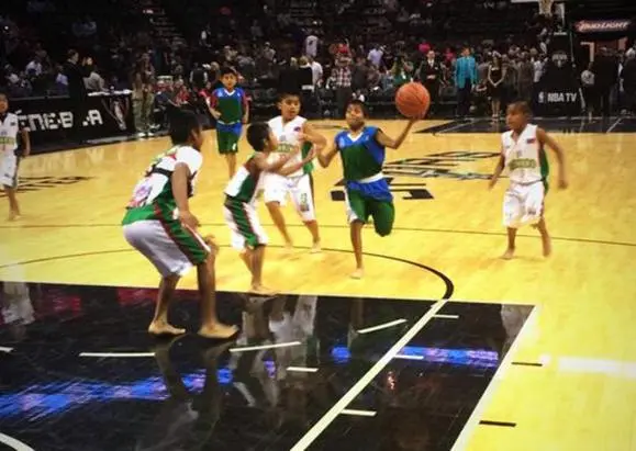 Niños Triquis juegan en la cancha de los Spurs