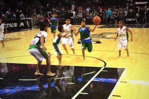 Niños Triquis juegan en la cancha de los Spurs