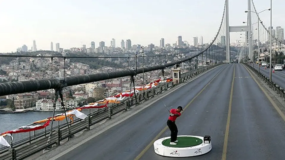 Tiger Woods une a Asia y Europa con un tiro
