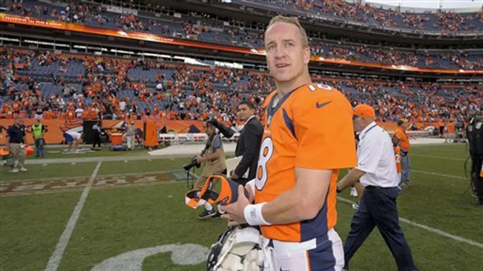 Manning y Broncos humillan a las Águilas