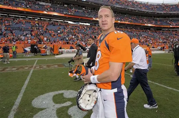 Manning y Broncos humillan a las Águilas