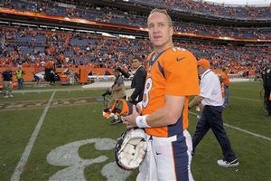 Manning y Broncos humillan a las Águilas