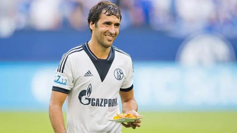 Raúl es homenajeado por miles de aficionados del Schalke 04