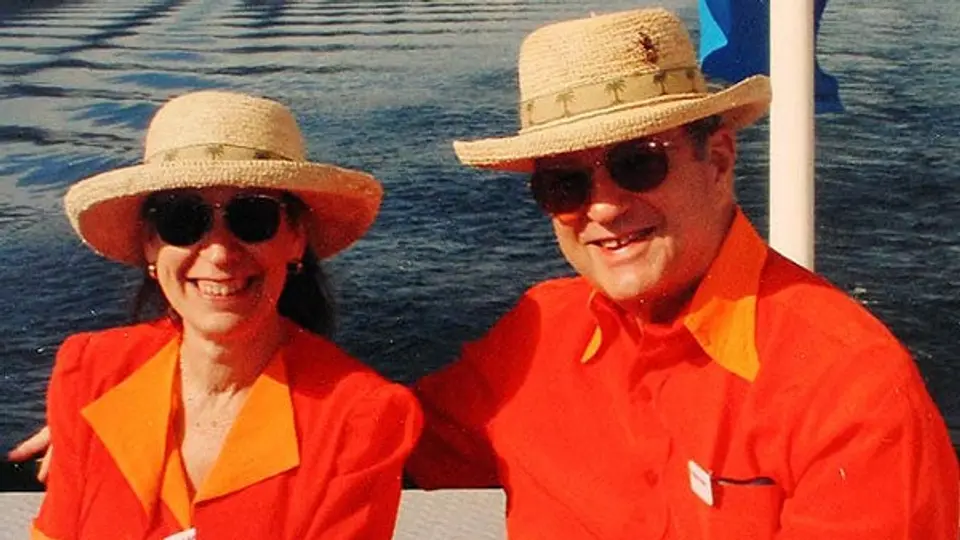 Matrimonio se viste durante 35 años con ropa idéntica