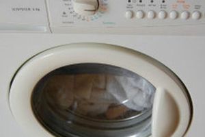 Se atora en lavadora; lo rescatan con aceite