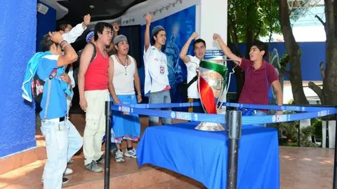 Cruz Azul exhibe trofeo de campeón en La Noria
