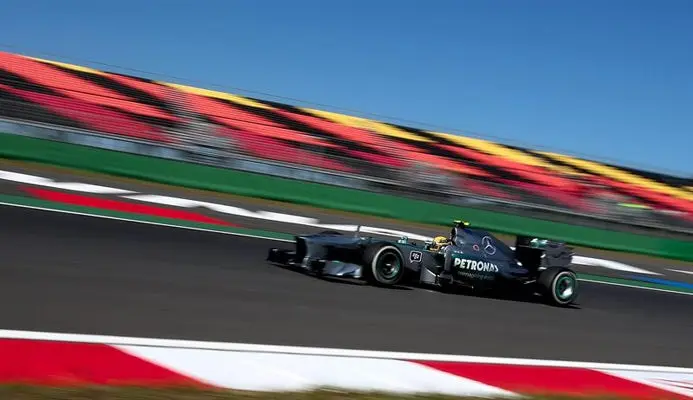 Hamilton acaba delante de Vettel en el segundo entrenamiento en Corea