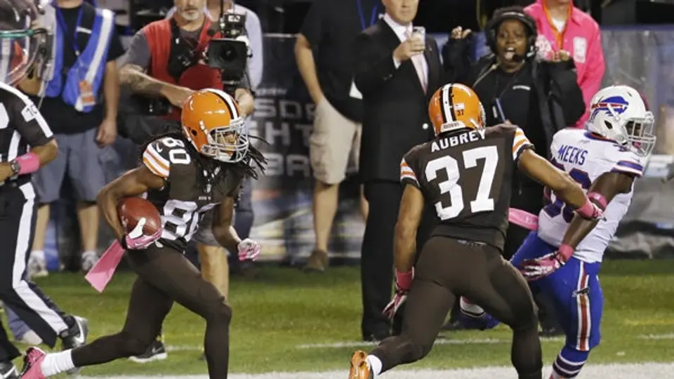 Cleveland gana y asalta el liderato de su división