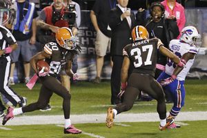 Cleveland gana y asalta el liderato de su división