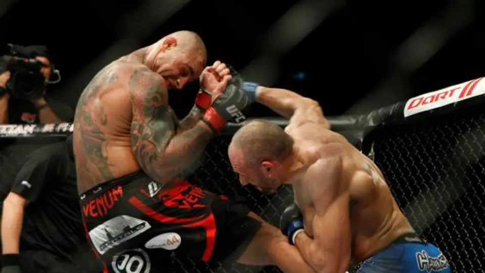 Peleador de UFC, detenido por amenazar a su esposa con pistola