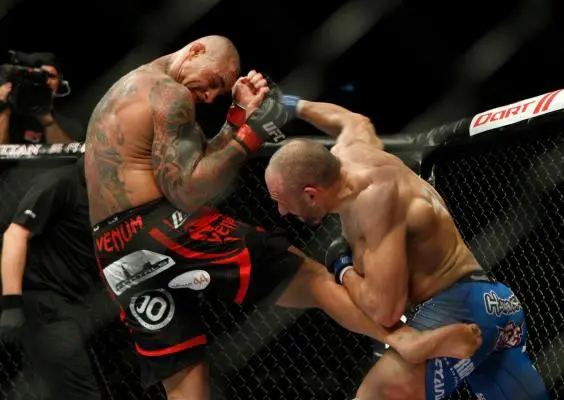 Peleador de UFC, detenido por amenazar a su esposa con pistola