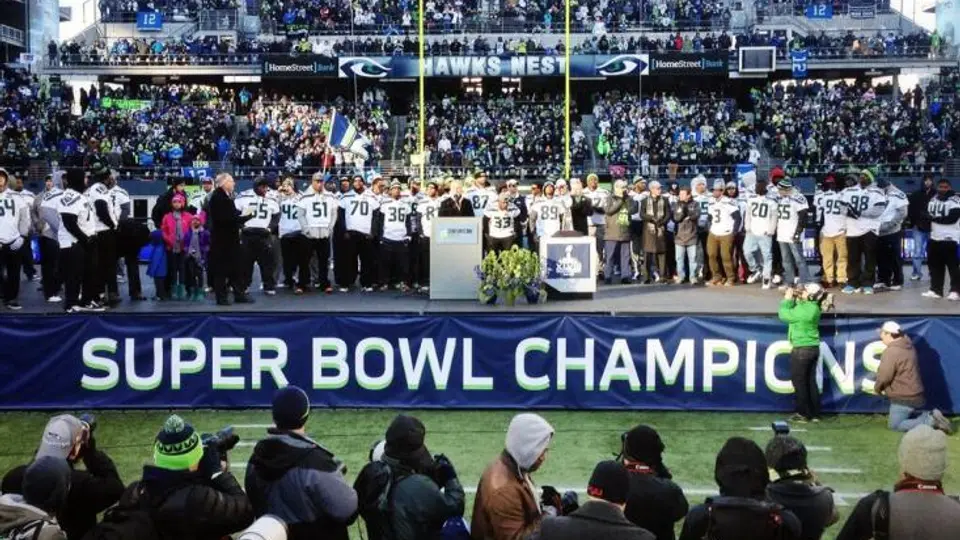 Seattle da calurosa bienvenida a los Halcones Marinos