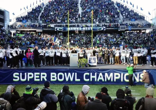 Seattle da calurosa bienvenida a los Halcones Marinos