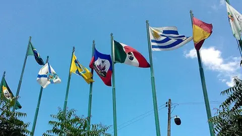 Hotel confunde bandera de Tahití con la de Haití