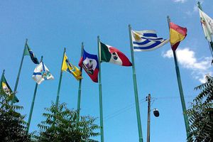 Hotel confunde bandera de Tahití con la de Haití