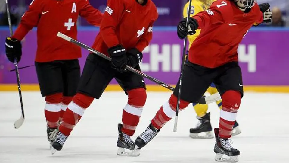 Suiza remonta ante Suecia y gana Bronce en hockey