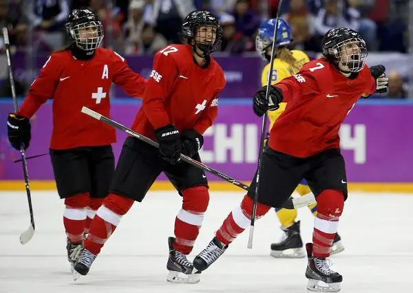 Suiza remonta ante Suecia y gana Bronce en hockey