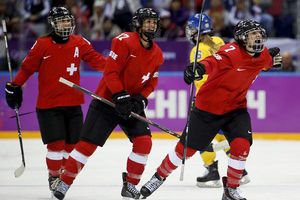Suiza remonta ante Suecia y gana Bronce en hockey