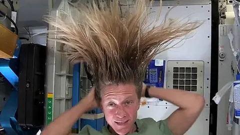 ¿Cómo lavarías tu cabello en el espacio?