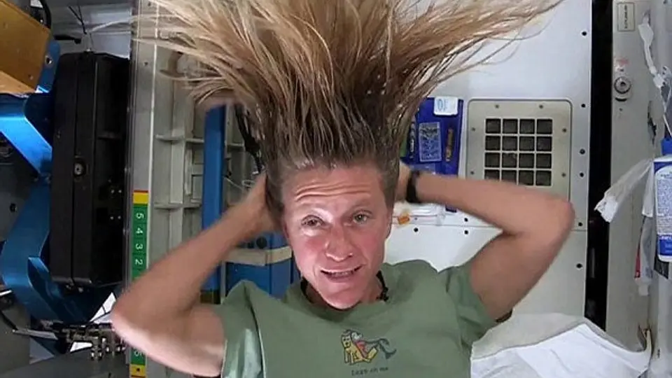 ¿Cómo lavarías tu cabello en el espacio?