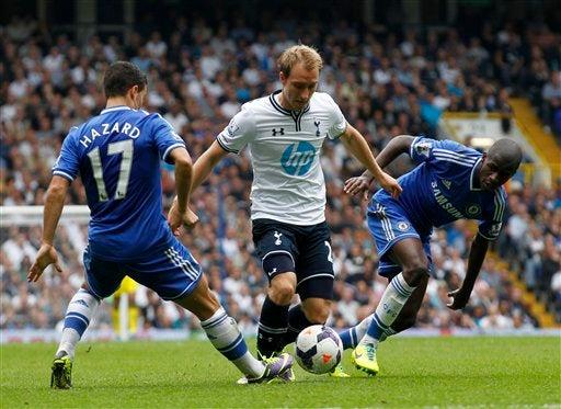Christian Eriksen atraviesa la zaga de los Blues, tras burlar a Hazard y Ramires | AP