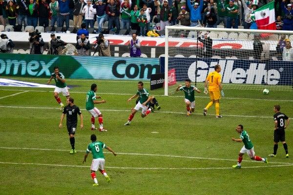 Oribe Peralta celebra tras anotar un gol en el encuentro contra Nueva Zelanda | BERNARDO MALDONADO