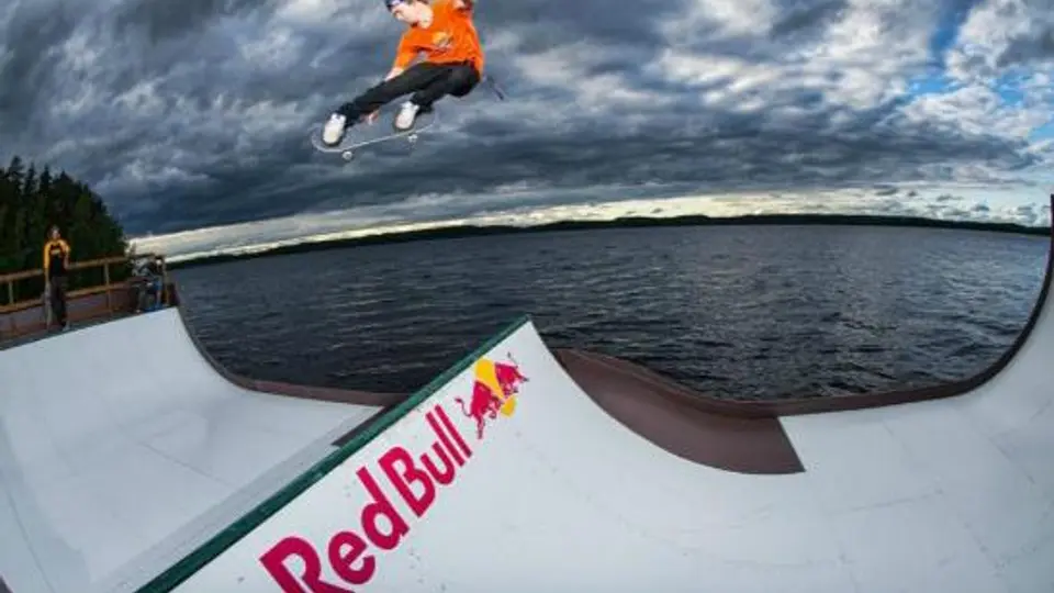 Roope Tonteri patina en rampa flotante