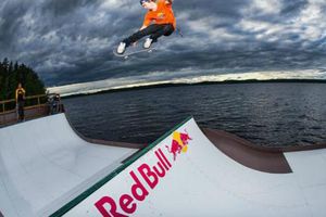 Roope Tonteri patina en rampa flotante