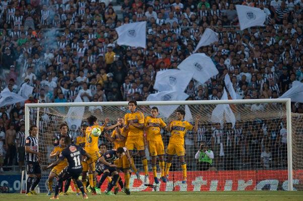 Walter Ayoví en el cobro de un libre directo | MEXSPORT