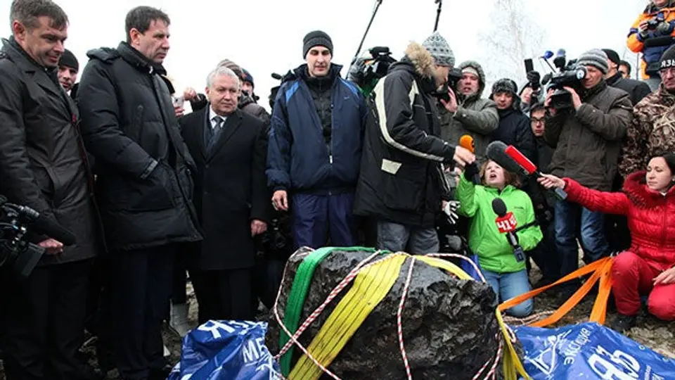 Recuperan trozo de meteorito en Rusia